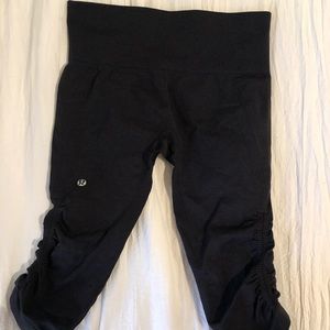 Black Lululemon cropped leggings